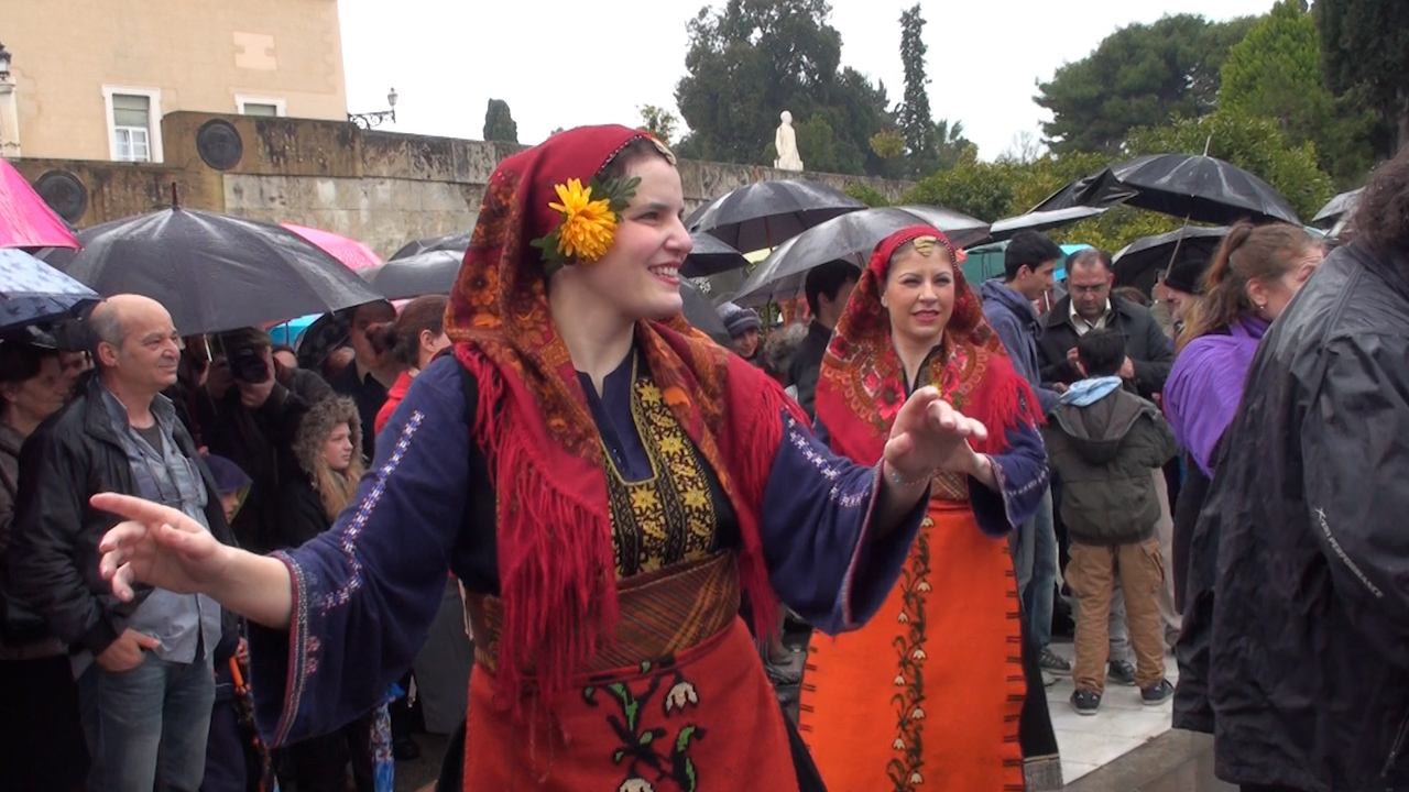 Τι λένε οι πολίτες για τη «διαφορετική» παρέλαση και το δημοτικό γλέντι